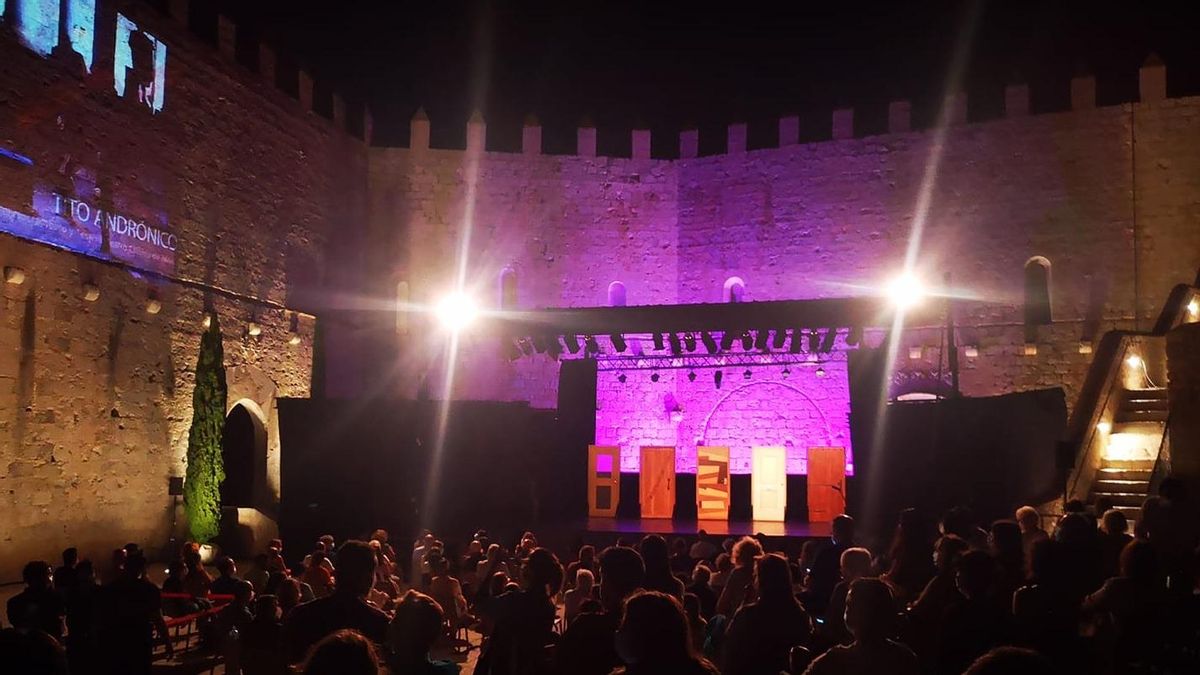 Teatro en el Castillo del Papa Luna.