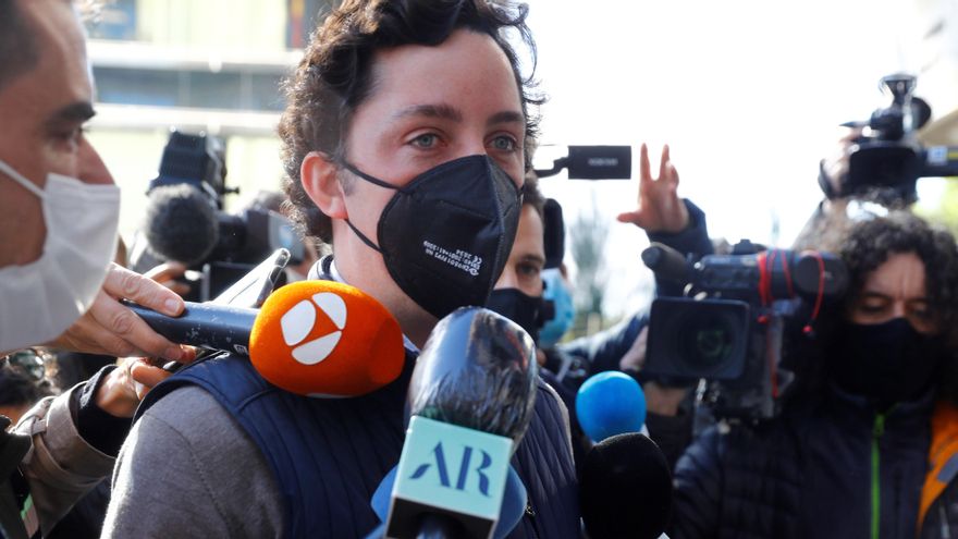 Francisco Nicolás Gómez Iglesias (c), conocido como el Pequeño Nicolás, rodeado de periodistas a las puertas de la Audiencia Provincial de Madrid. EFE/Ballesteros/Archivo