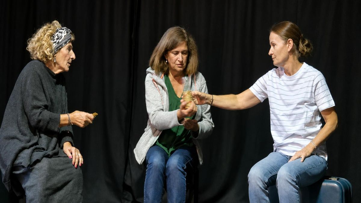 La compañía teatral Unos Cuantos lleva este miércoles al Ágora Luis Toca de Santander la obra ‘Tres mujeres’