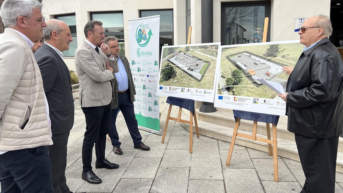Guillermo Blanco presenta junto al alcalde de Noja el punto limpio.