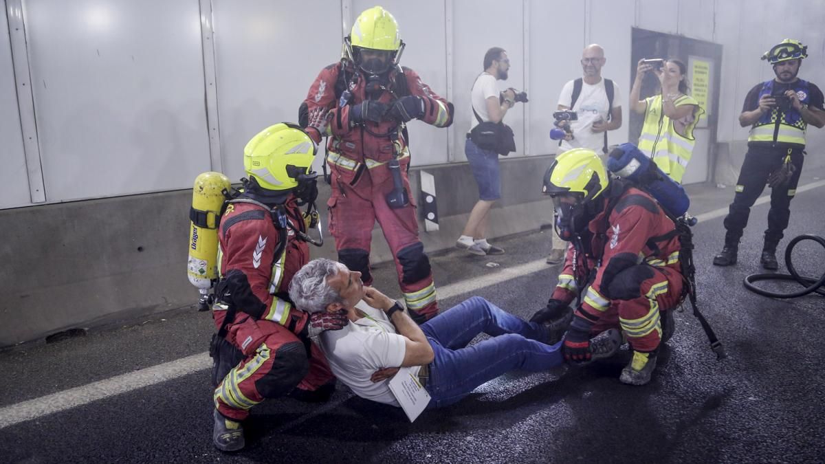 Bomberos en el simulacro de accidente en el túnel de los omeyas