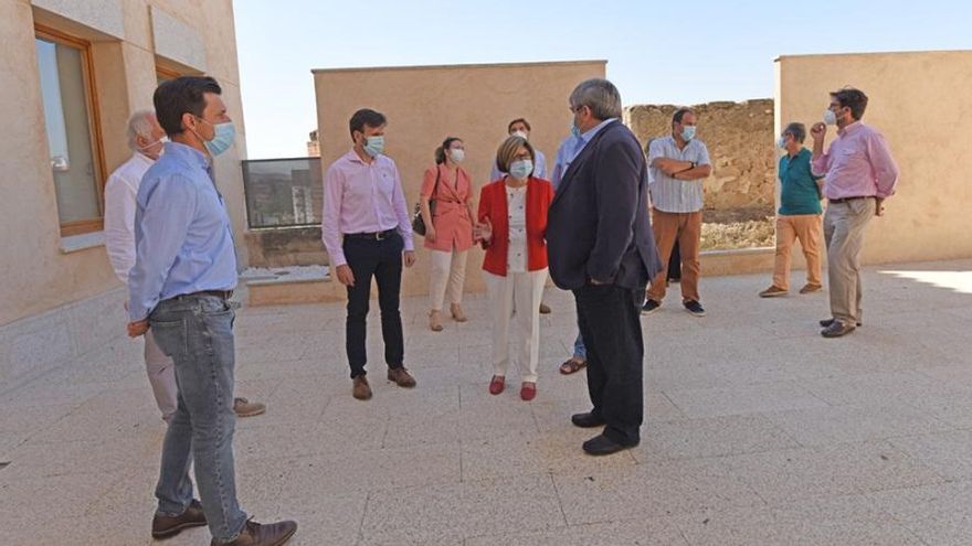 La presidenta provincial y el rector de la UEX visitaron el edificio, en el que se han invertido 4 millones de euros y que se destinará a estudiantes, además de a intercambios y turismo idiomático