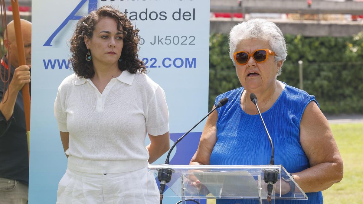 La presidenta de la Asociación de Afectados del Vuelo JK5022, Pilar Vera (d) interviene en el acto conmemorativo con motivo del 17º Aniversario de la tragedia del Vuelo JK5022 de Spanair, en la que murieron 154 muertos y 18 sobrevivieron, que este año se celebra en el marco del primer día nacional para la conmemoración de las víctimas de accidentes aéreos y sus familias.