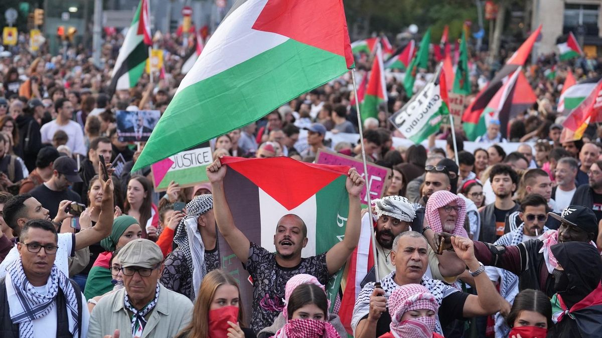 Los manifestantes en las calles de Barcelona durante la jornada de huelga general.