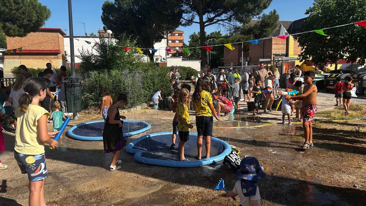 Niños disfrutando de los juegos de agua en el oasis climático