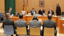 Cuatro de los acusados, de espaldas, sentados en el juzgado