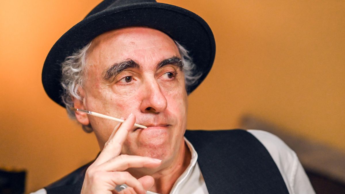El humorista gráfico Rep acaba de publicar "Charly absoluto", un homenaje ilustrado que repasa la vida y la obra del músico.