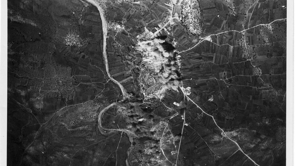 Un dels quatre bombardejos soferts per Onda el dia 14 de juny de 1938. En aquest cas les explosions es centren en la població i en el Monte Blanco. 