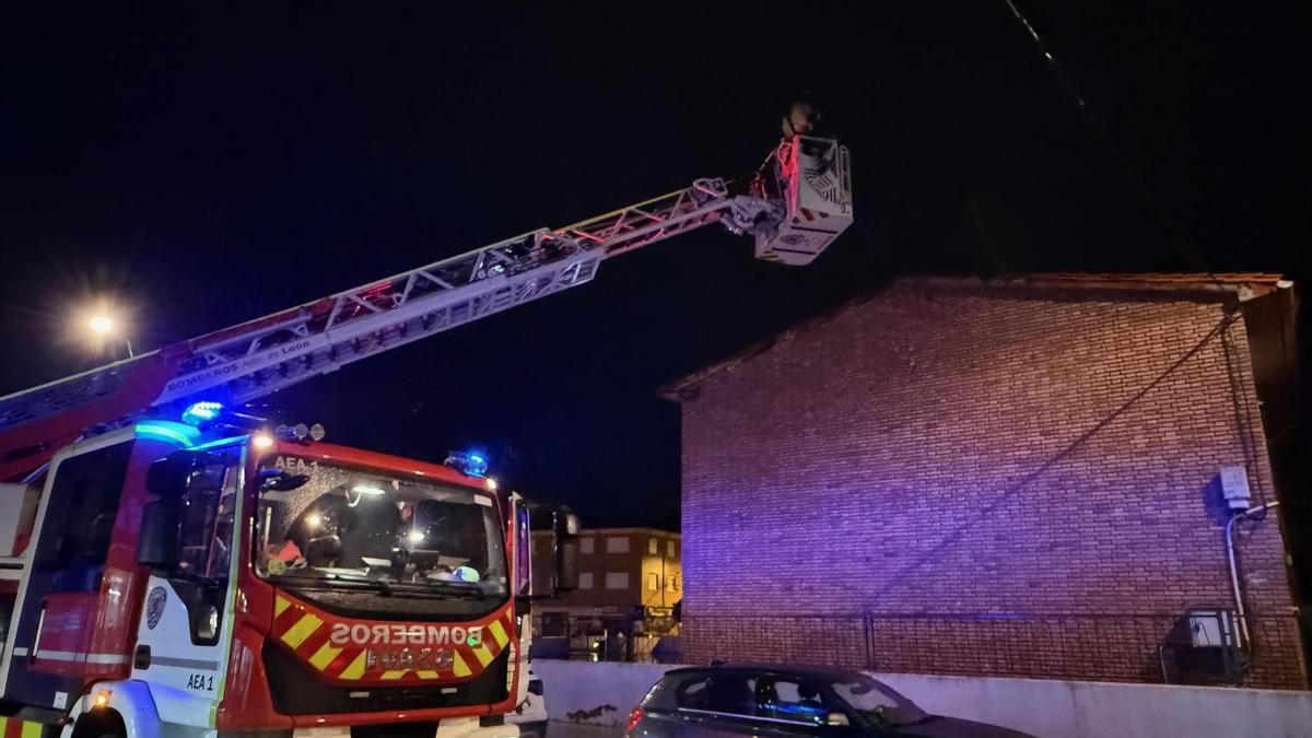 Bomberos intervienen ante el hundimiento en una esquina del tejado del Colegio Trepalio de Trobajo del Camino, en San Andrés del Rabanedo.