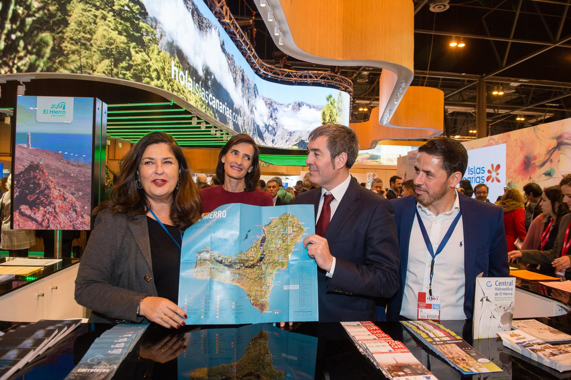 Clavijo muestra un mapa de El Hierro en la Feria Internacional de Turismo de Madrid