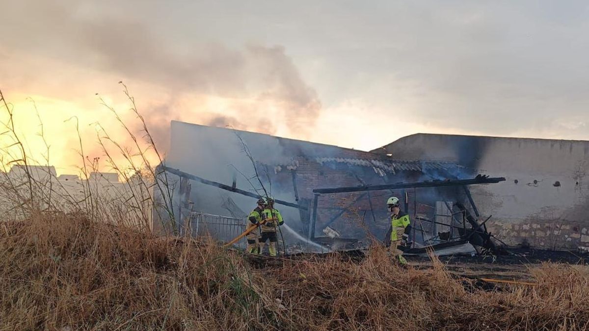 Un incendio forestal declarado sobre las 20.10 horas de este miércoles afecta a un solar situado a las afueras del barrio de San Isidro de Zamora.