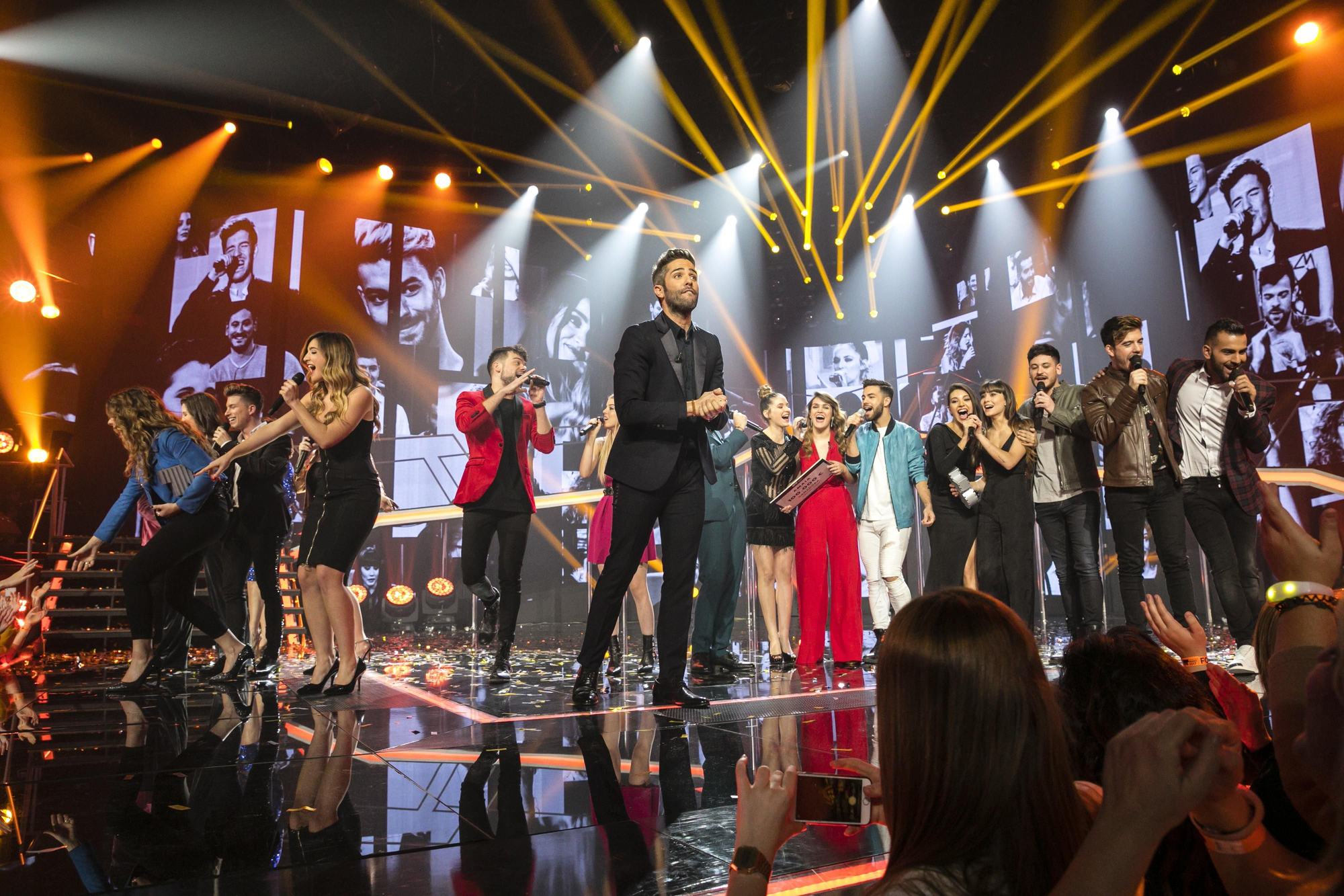 En la despedida, Camina sonó a capela mientras Roberto Leal despedía la final