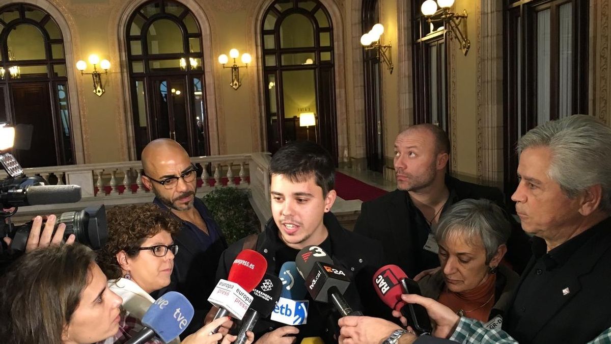 El miembro de Súmate Joan Solé al lado del presidente de la entidad, Eduardo Reyes