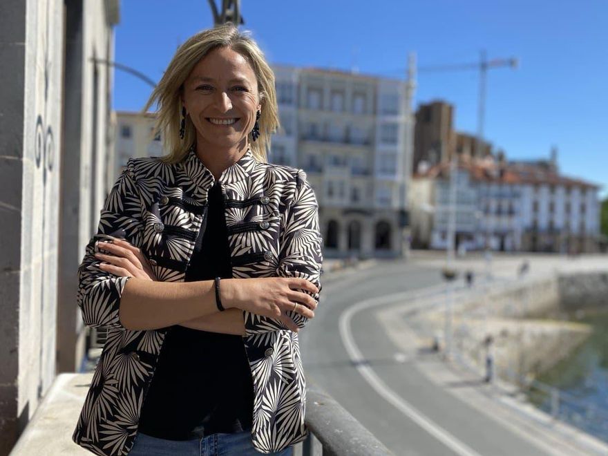 La alcaldesa de Castro Urdiales posa en un balcón del Ayuntamiento.