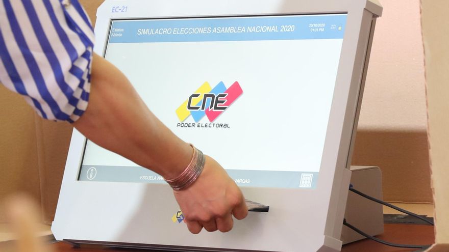 Presentan las máquinas de votación en Venezuela, con autonomía de diez horas