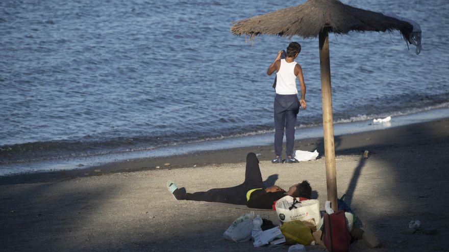Varios inmigrantes en una playa, a 21 de agosto de 2026, en Ceuta (España).