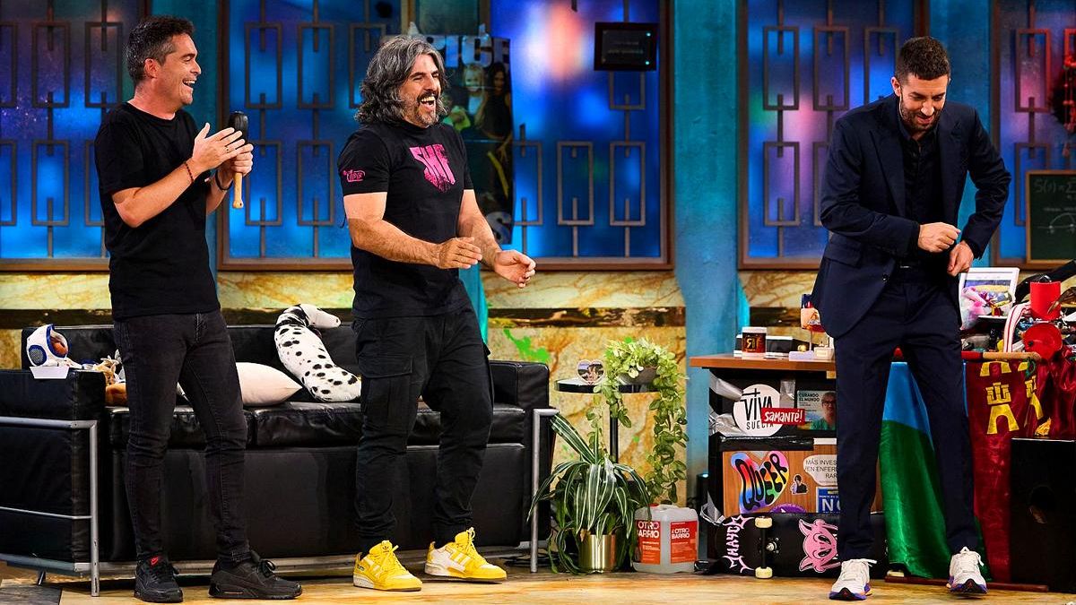 Clavero y Vaquero junto a David Broncano en 'La Revuelta'