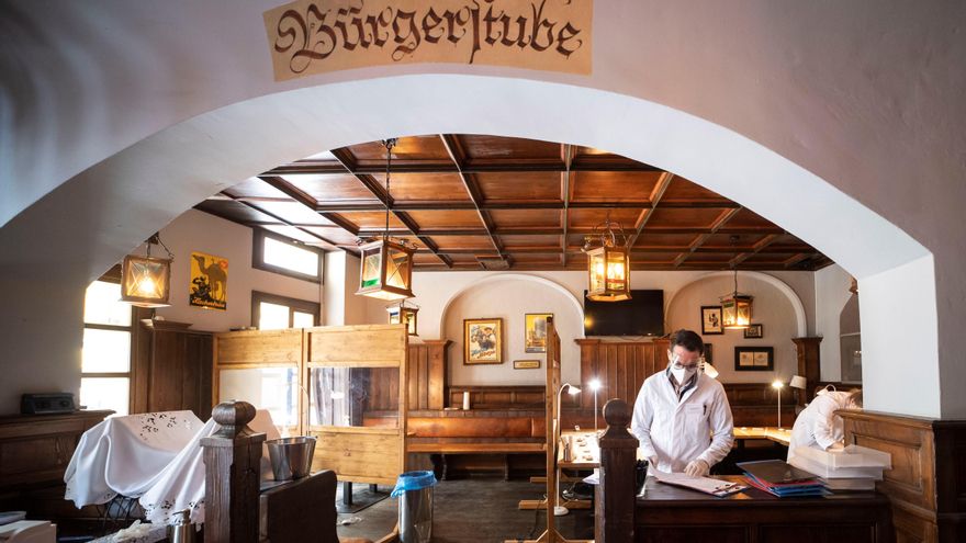 Personal sanitario se prepara la realización de tests rápidos de coronavirus en un pub de Munich. (Alemania) EFE/EPA/LUKAS BARTH-TUTTAS