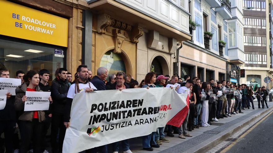 El ertzaina investigado por herir al joven que perdió un testículo en el desalojo del gaztetxe de Rekalde declara ante el juez
