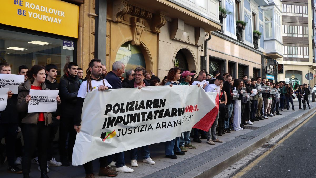 El ertzaina investigado por herir al joven que perdió un testículo en el desalojo del gaztetxe de Rekalde declara ante el juez