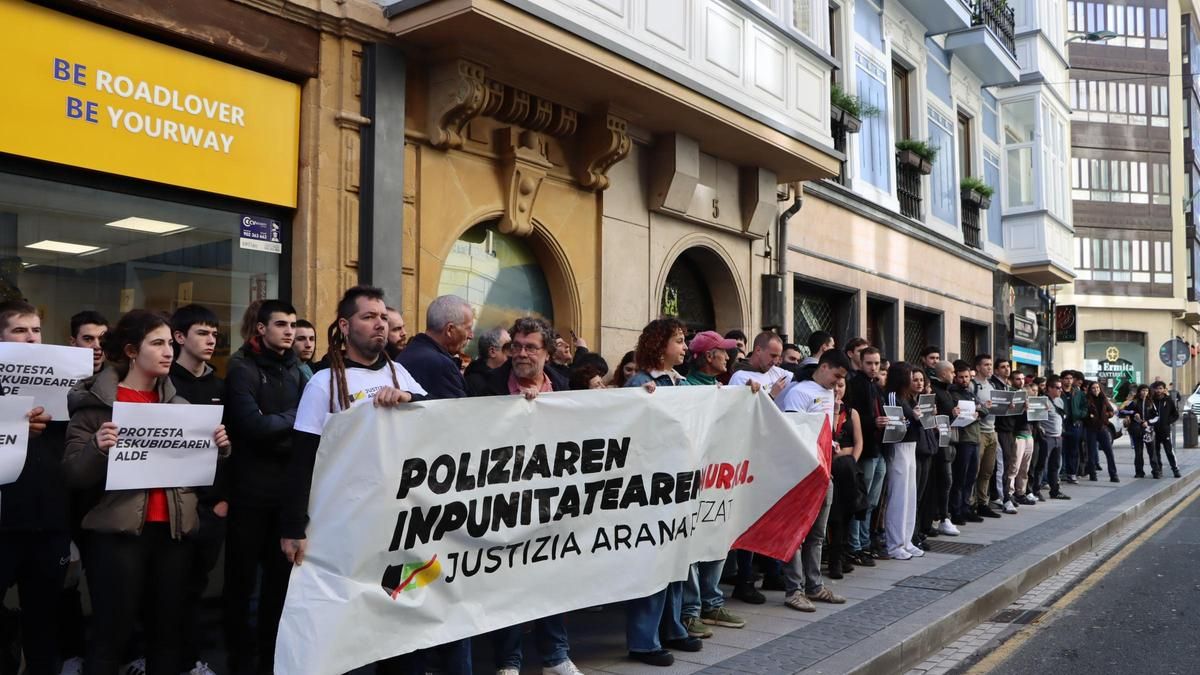 El ertzaina investigado por herir al joven que perdió un testículo en el desalojo del gaztetxe de Rekalde declara ante el juez