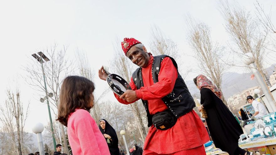 Detienen a dos mujeres en Irán por bailar disfrazadas de un personaje masculino