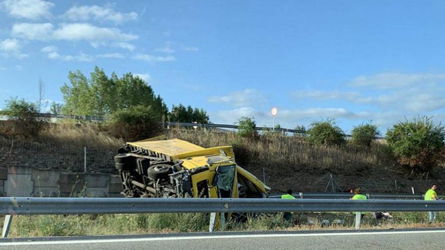 Camión de Correos volcado en Bembibre. Foto vía Infobierzo.com