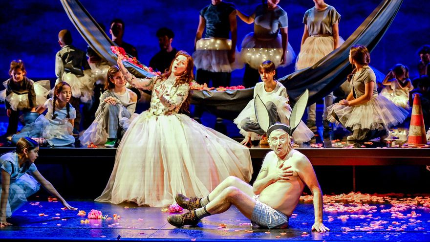 Liv Redpath (Tytania), Clive Bayley (Botton), Pequeños Cantores de la ORCAM y niños actores y bailarines