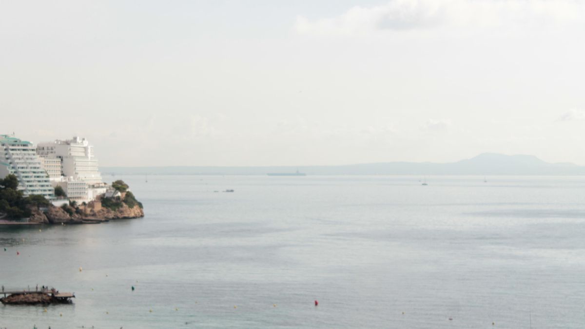 Vista al portaviones americano USS Gerald R. Ford, desde Magaluf.