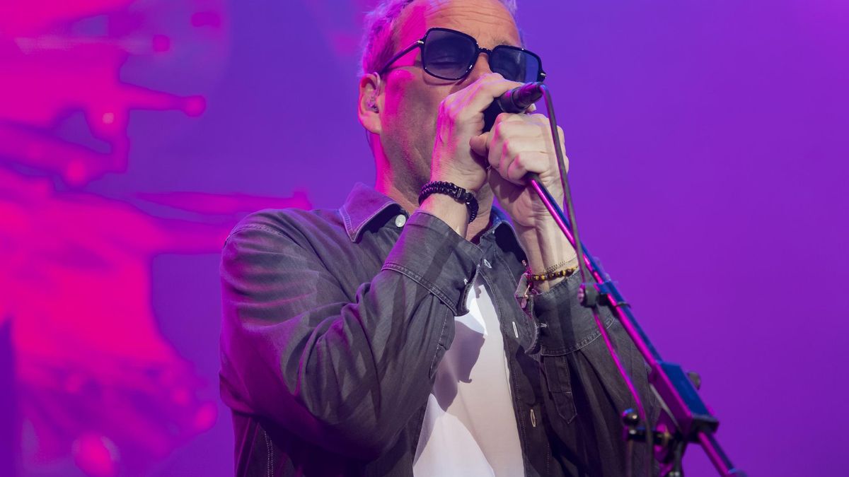 PJ Olsson es el vocalista del grupo, que comparte con los guitarristas y el saxofonista