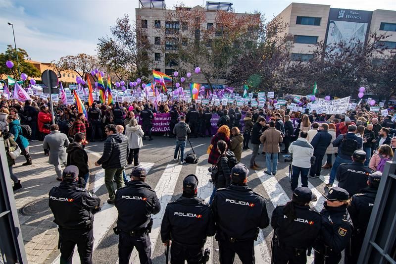 Feministas niegan escrache al PP en su protesta frente al Parlamento andaluz