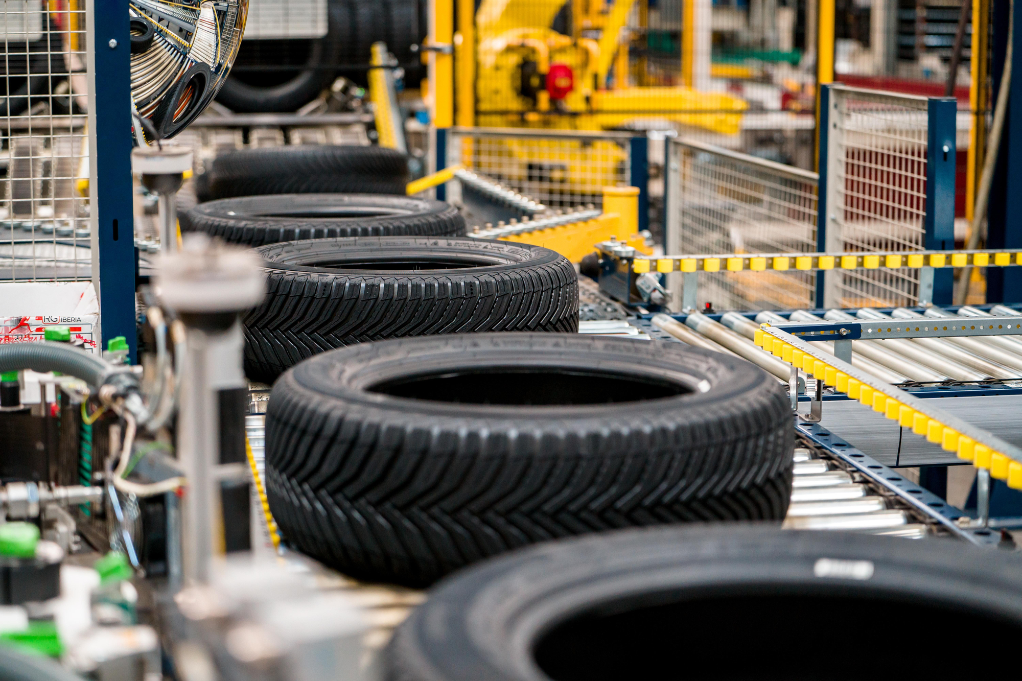 Las cubiertas ya terminadas, de camino al almacén para su posterior distribución.