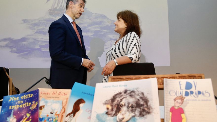 El consejero de Cultura, Luis Martínez Abad, asiste al encuentro con la escritora Laura Ruiz con motivo de la celebración del Día del Libro Infantil y Juvenil