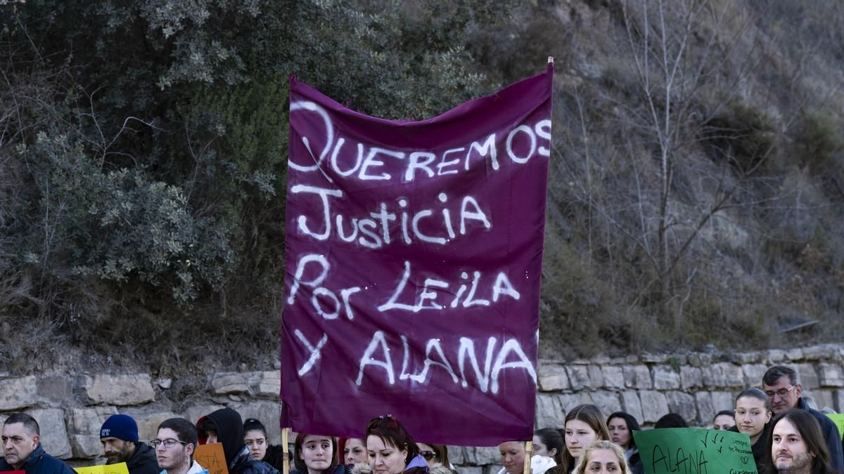 Velas, flores y pancartas en el domicilio de las menores de 12 años que el pasado martes saltaron del balcón de su casa en Sallent (Barcelona)
