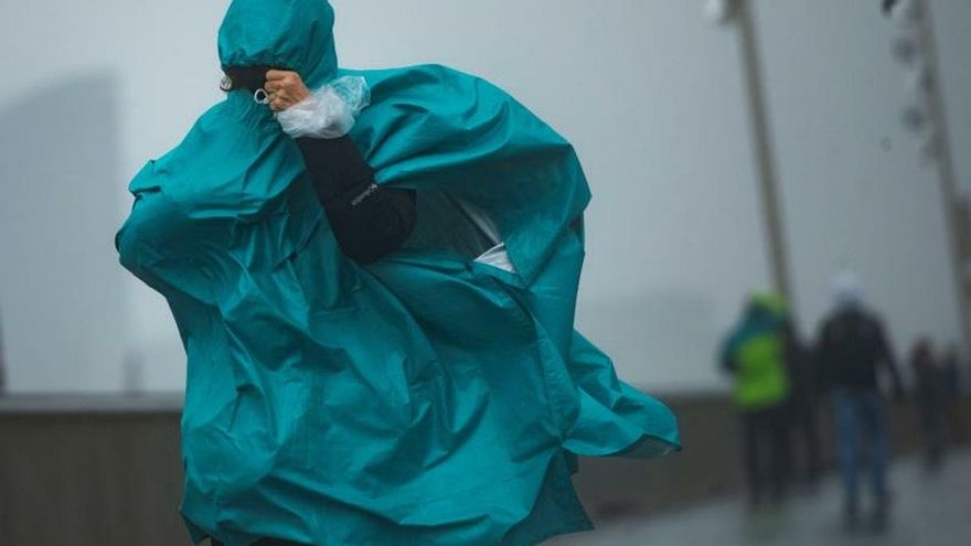 Una persona camina ayer por el paseo marítimo de la Barceloneta, en Barcelona.