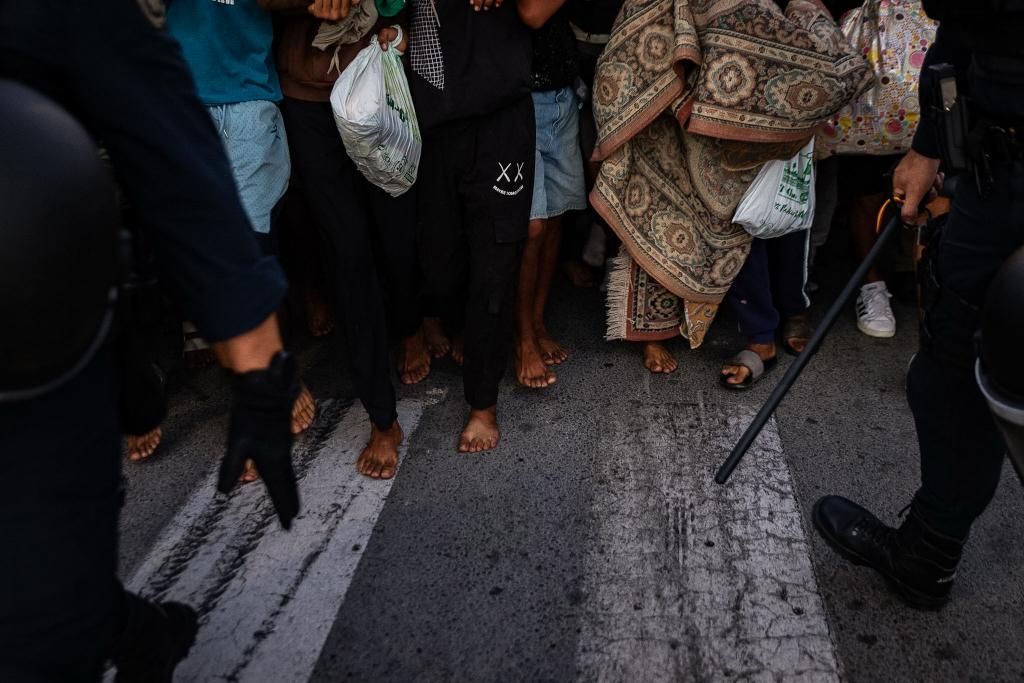 Traslado de cientos de migrantes a un nuevo centro temporal de acogida en Ceuta