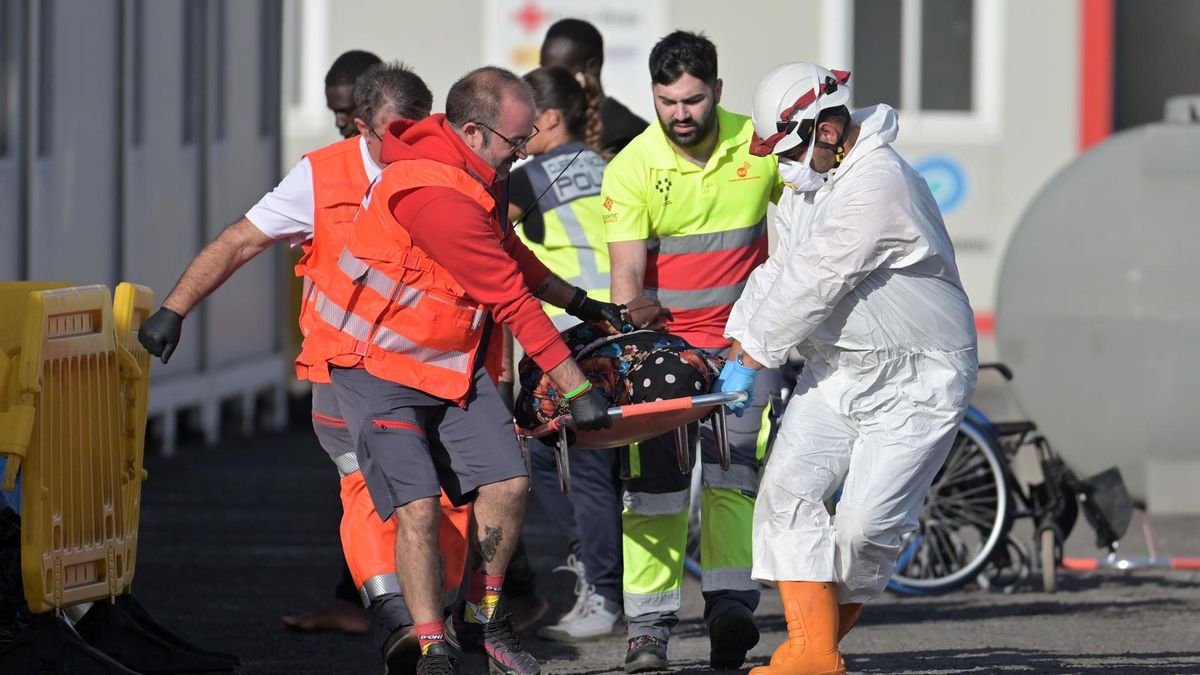 Llegada a El Hierro de los 235 migrantes de un cayuco rescatado este lunes al sur de la isla.