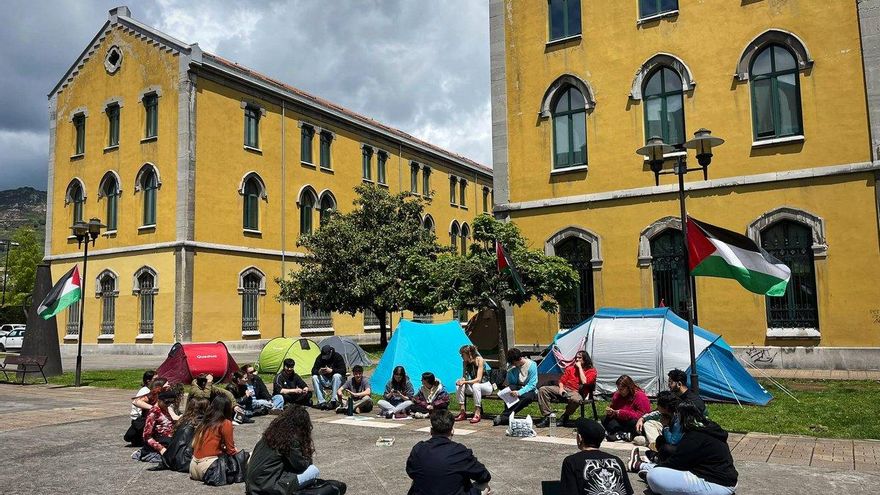 Estudiantes de la Acampada por Palestina se encadenan en el edificio histórico de la Universidad de Oviedo