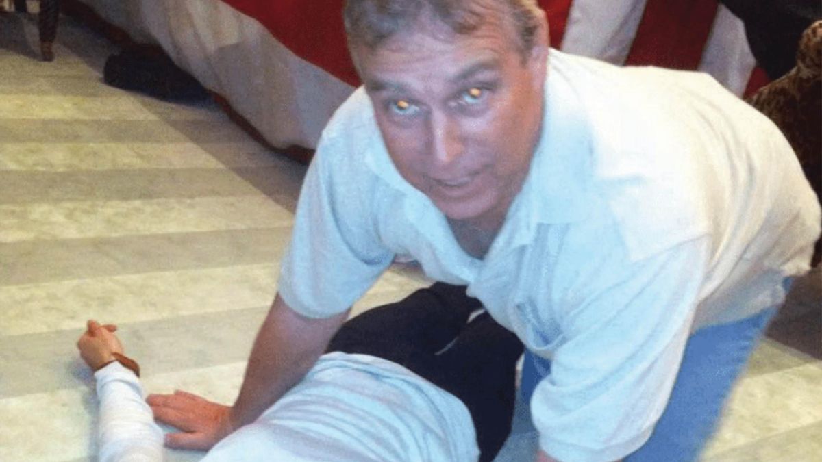 El expríncipe Andrés en una de las imágenes de los archivos de Epstein