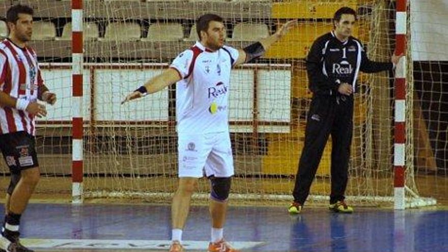 Juan Andreu, en primer término, y Vicente Álamo al fondo durante el partido.
