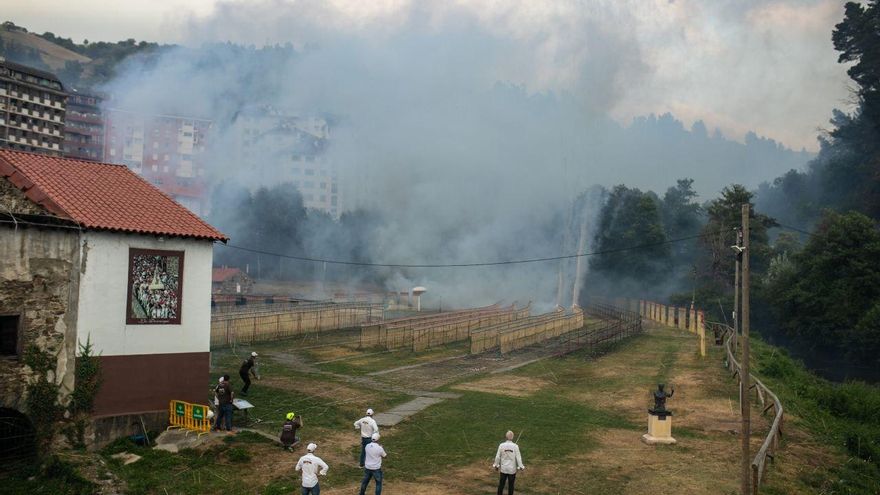La ‘Descarga de Cangas’, la fiesta asturiana en la que solo los hombres pueden tirar voladores