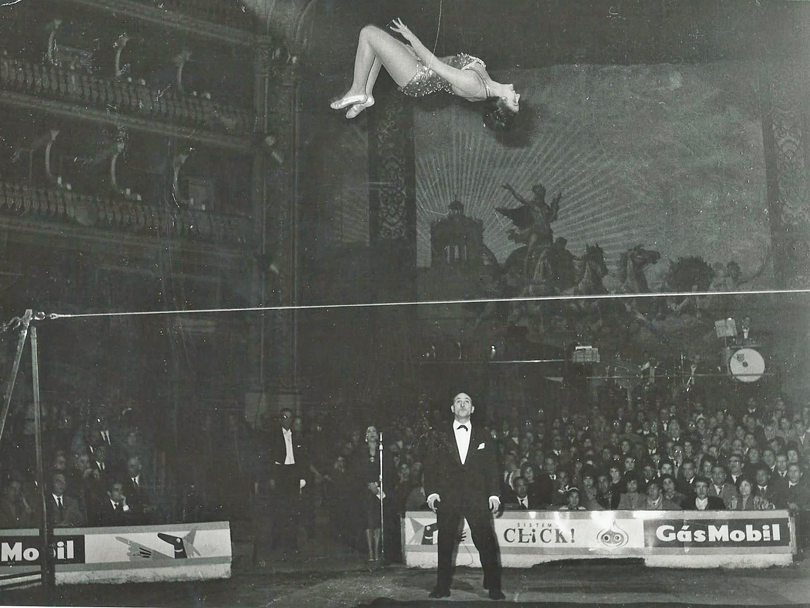 Atilina Segura en el alambre. Archivo familiar