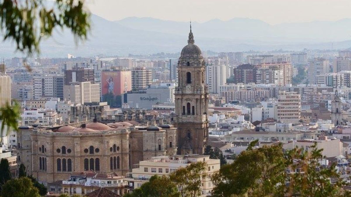 Archivo - Vista de Málaga con la catedral