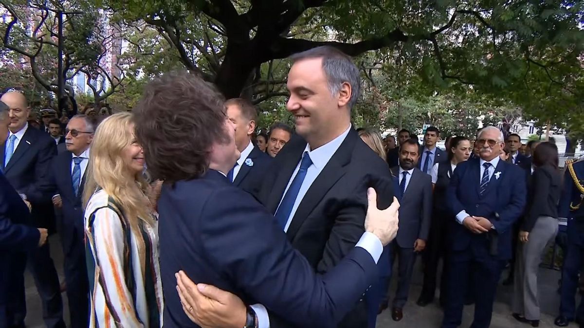 El abrazo entre el presidente Javier Milei y su investigado jefe de Gabinete, Manuel Adorni.