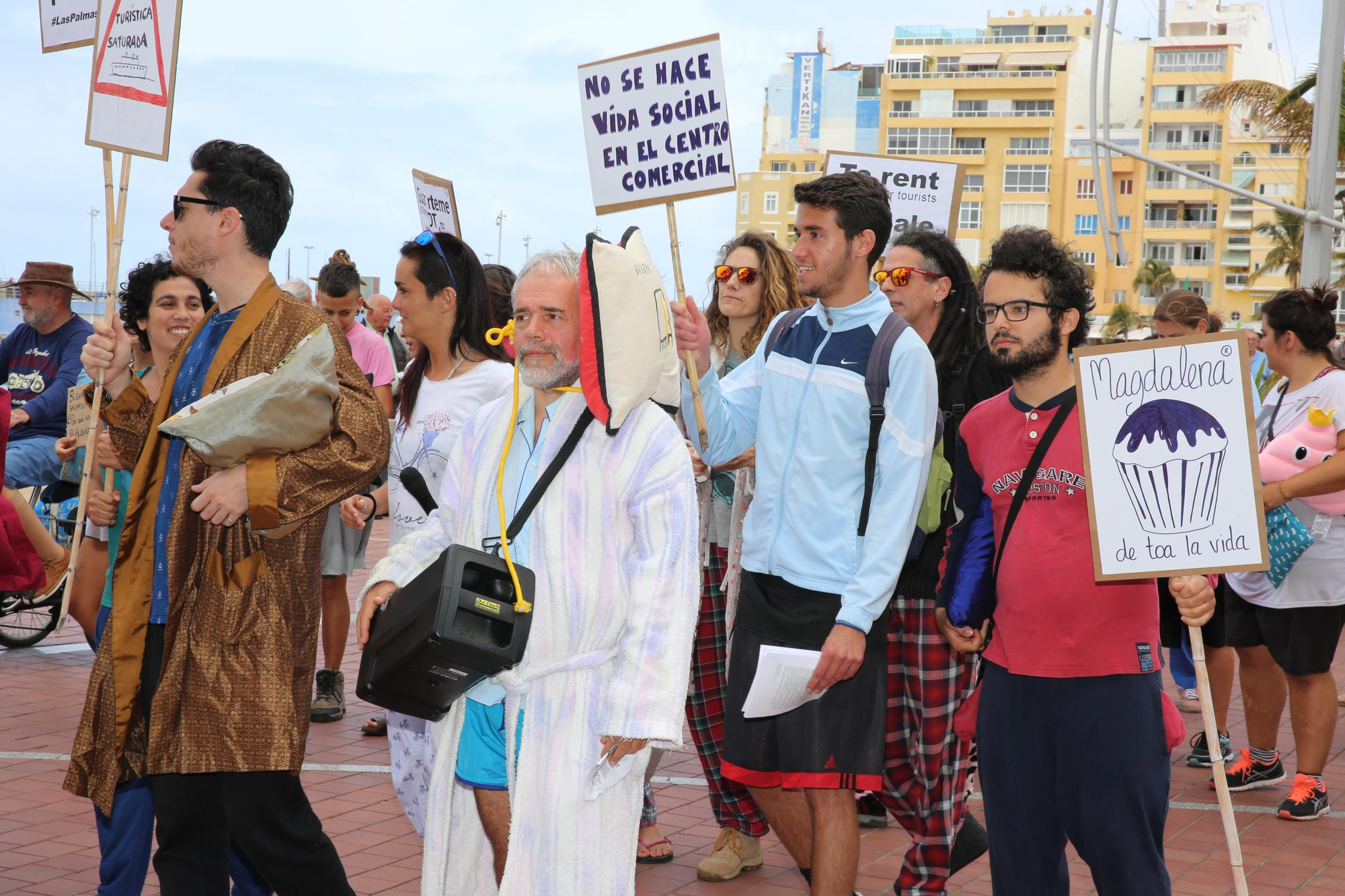 Marcha en Las Canteras para protestar por la turistificación