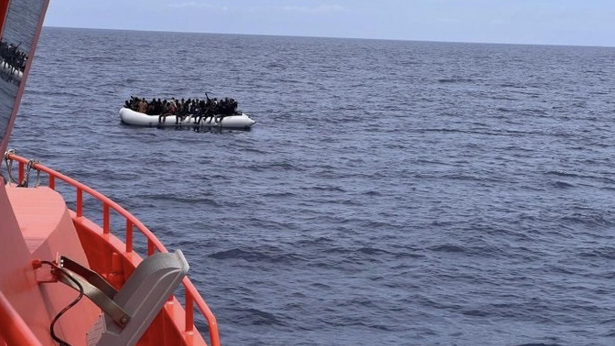 Salvamento Marítimo rescata a medio centenar de personas migrantes cerca de Lanzarote