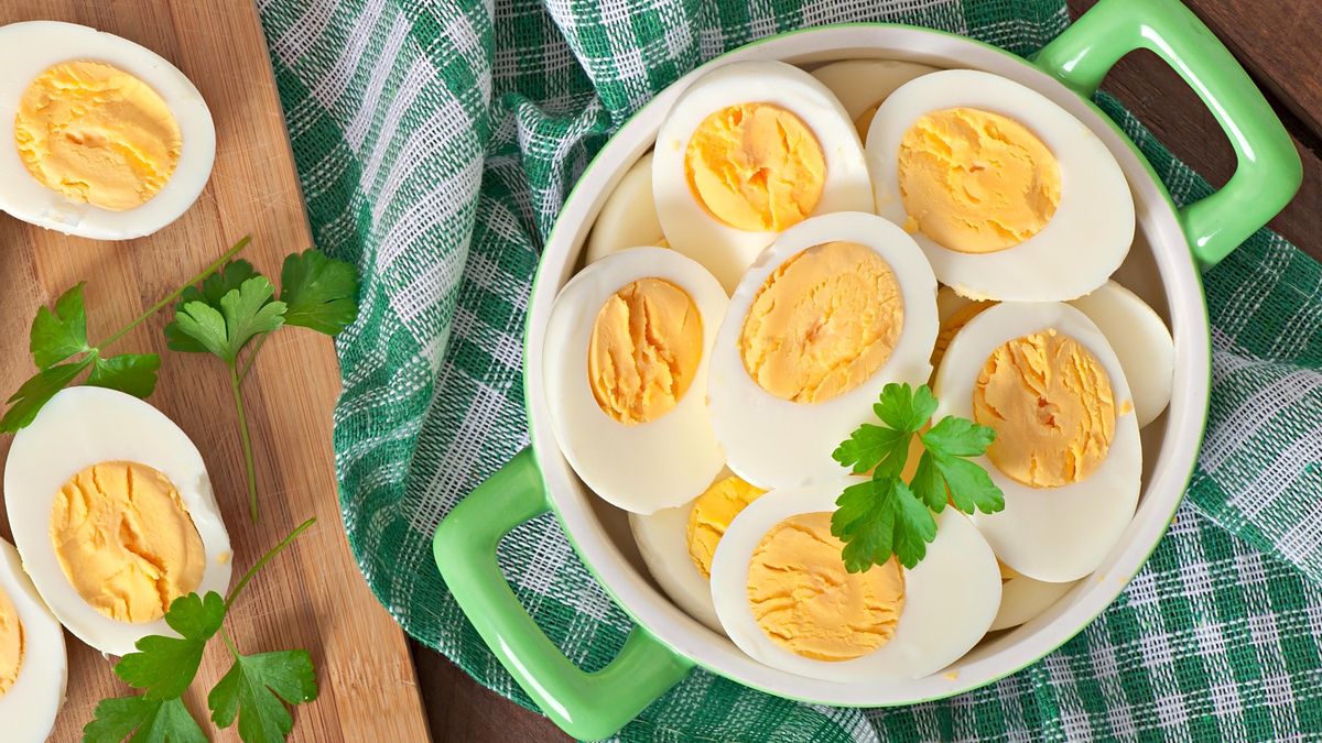 Lo primero que tenemos que hacer es cocer los huevos y partirlos por la mitad una vez fríos y pelados