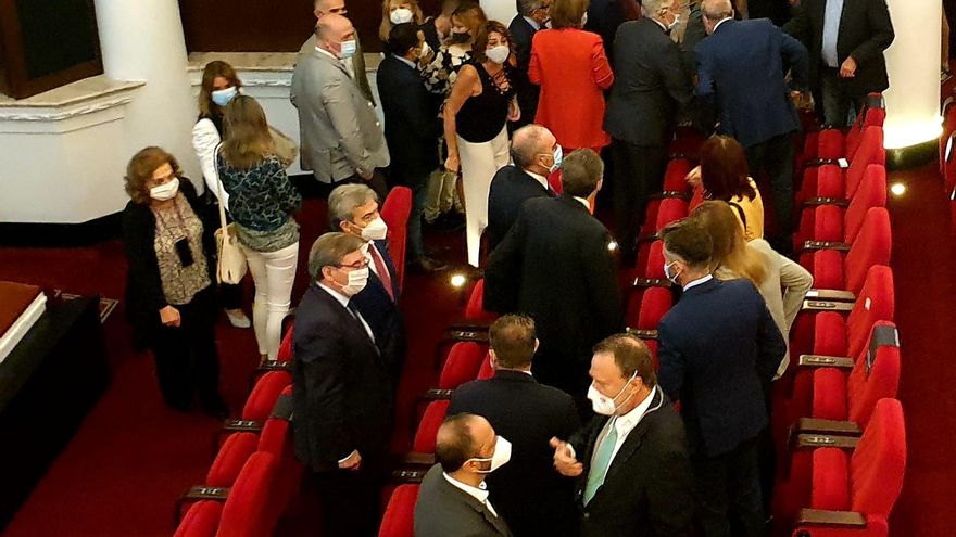 Susana Díaz saluda, a distancia, a Felipe Sicilia, el viernes tras la conferencia de Carmen Calvo organizada por la Cadena Ser en Sevilla el pasado viernes.