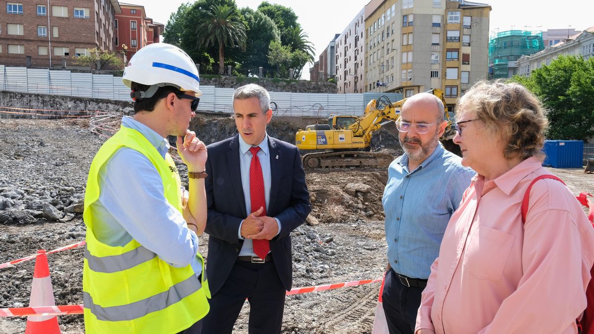 El EX-vicepresidente y consejero de Universidades, Igualdad, Cultura y Deporte, Pablo Zuloaga, en una visita las obras del Museo de Prehistoria y Arqueología de Cantabria (MUPAC).