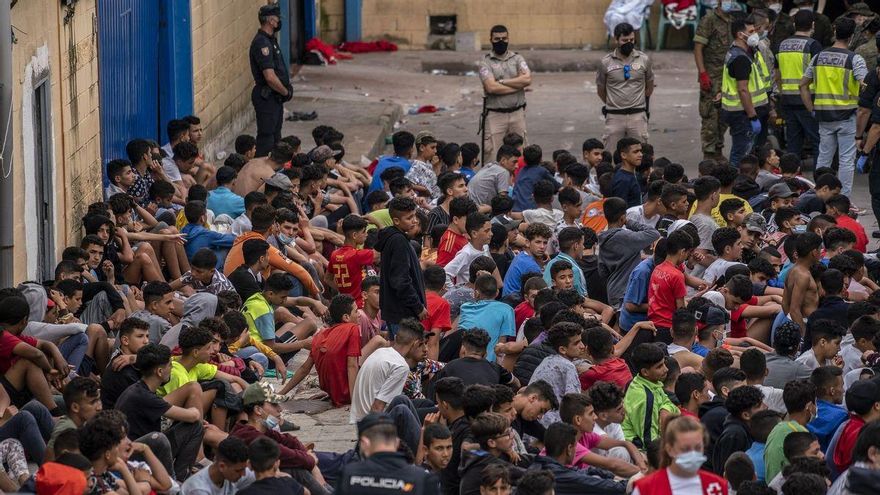 Cientos de menores llegados a Ceuta desde Marruecos.